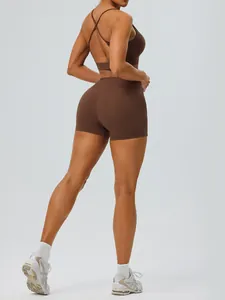 Vue arrière d'un ensemble de yoga marron avec brassière sport à dos croisé et short