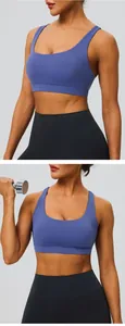 Détail d'un soutien-gorge de sport violet à maintien élevé avec de larges bretelles de gym