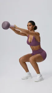 Γυναίκα γυμνάζεται με kettlebell σε σετ σορτς γιόγκα με ψηλή μέση και ανόρθωση γλουτών