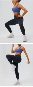 Photos d'action d'un soutien-gorge de sport bleu à dos en Y et d'un legging noir en studio
