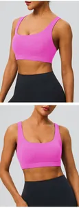 Gros plan du soutien-gorge de sport rose à fort impact avec bretelles de soutien