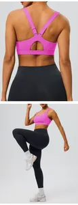 Vue détaillée du soutien-gorge de sport rose à dos en Y et legging noir de yoga pro