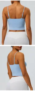 Detailansicht der Rückseite eines hellblauen Sport-Tops mit verstellbaren Trägern.