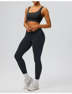Vue d'ensemble du soutien-gorge de sport noir à impact élevé et du legging taille haute.