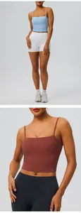 Nahaufnahme eines Damen-Sport-Tops mit verstellbaren Trägern und integrierten Polstern