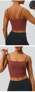 Detailansicht des rostroten Sport-Tops mit verstellbaren Trägern und atmungsaktivem Stoff