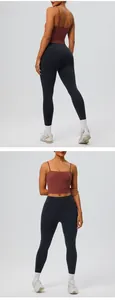 Detailansicht des braunen Sport-Tops mit Trägern und der schwarzen High-Waist-Leggings