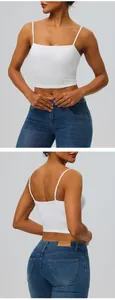 Detailansicht des weißen Sport-Camisoles mit verstellbaren Trägern und Polstern