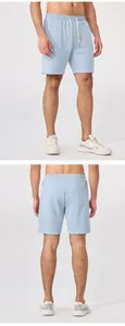 Vista detallada delantera y trasera de los pantalones cortos de deporte celestes