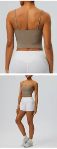 Detailansicht Rücken und Ganzkörper des braunen verstellbaren Camisole-Tops