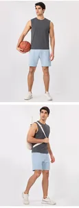 Toma de cuerpo entero de pantalones cortos de running para hombre azul claro en estudio