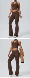 Detailansicht des braunen Yoga-Sets für Damen mit Schlaghose und Halterneck-Oberteil