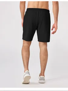 Vista trasera de pantalones cortos deportivos negros y transpirables para hombre.