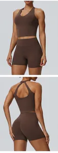 Detailansicht des Nackenholder-Yoga-Sets mit gepolstertem Sport-BH und High-Waist-Shorts