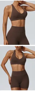 Detailansicht eines braunen Halter-Sport-BHs und hochtaillierter Yoga-Shorts für Fitness