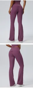 Detail der malvenfarbenen Yoga-Schlaghose mit umklappbarem Bund und engem Schnitt.