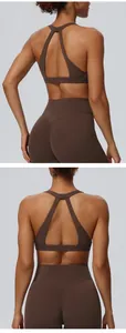 Detailansicht eines atmungsaktiven braunen Sport-BHs mit elegantem Neckholder-Rücken.