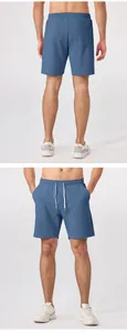 Vistas detalladas delantera y trasera de los pantalones cortos azules de deporte para hombre