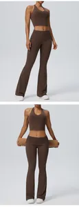 Braunes Halter-Yoga-Top und hochtaillierte Flare-Leggings-Set für Fitnessübungen.