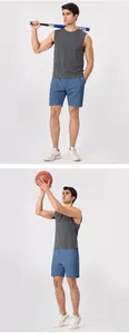 Pantalones cortos deportivos azules para hombre mostrados en poses activas con un modelo