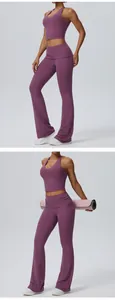 Detaillierte Ansicht der lila ausgestellten Yogahose mit Klappbund und passendem Top.