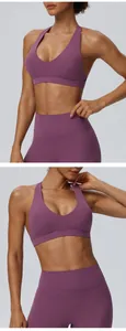 Detailansicht eines lila Halter-Sport-BHs und hochtaillierter Yoga-Leggings am Modell