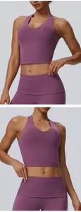 Lila Neckholder-Yoga-Tanktop mit hochdehnbarem Material und gepolstertem Design im Detail