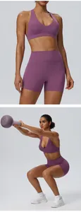 Makroansicht von lila High-Waist-Sportshorts und BH-Set beim Training im Fitnessstudio