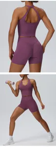 Violettes Yoga-Set mit Neckholder-Oberteil und Shorts, rückenfreies Design und hoher Bund