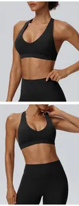 Detailansicht eines atmungsaktiven schwarzen Sport-BHs mit Neckholder für Yoga