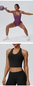Detailansicht eines atmungsaktiven Halterneck-Yogatoberteils und Fitness-Leggings