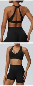Professionelle Detailansicht eines schwarzen Neckholder-Sport-BHs und passender High-Waist-Shorts