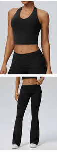 Ensemble de yoga noir avec brassière dos nu et pantalon évasé pour fitness femme