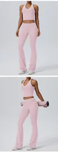 Detailansicht des rosa Neckholder-Tops und der ausgestellten Yoga-Hose für Damen