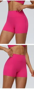 Macro detailweergave van magenta yoga shorts met hoge taille en perzik lift effect voor dames