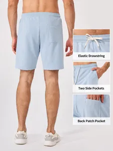 Pantalones cortos deportivos celestes transpirables con cordón y varios bolsillos