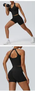 Detailansicht von schwarzem Halterneck-Yogatope und High-Waist-Fitnessshorts-Set