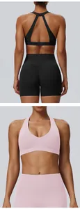 Nahaufnahme von schwarzem und rosa Sport-BH und Yoga-Shorts mit Neckholder-Rücken.
