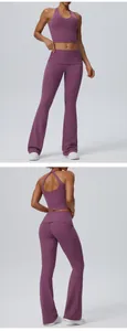 Ensemble de fitness violet deux pièces avec brassière dos nu et pantalon de yoga évasé