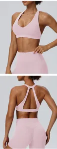 Rosa Yoga-Set mit Vorder- und Rückansicht des atmungsaktiven Halter-Sport-BHs und Shorts.