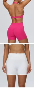 Detail van de yoga short met hoge taille en billift effect in roze en witte kleur