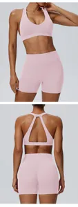 Detailansicht des rosa Neckholder-Sport-BHs und der passenden High-Waist-Shorts Set