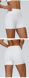 Detail van voor- en achteraanzicht van de witte yoga shorts met hoge taille en push-up effect
