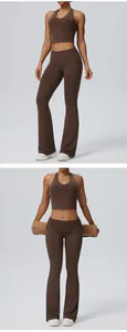 Détail de l'ensemble de yoga marron foncé avec haut dos nu et legging évasé sport