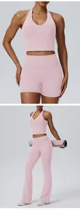 Vorderansicht von rosa Halter-Yoga-Bra mit passenden Shorts und ausgestellten Leggings.