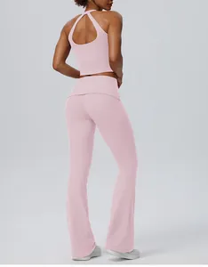 Rückansicht eines rosa Halter-Yoga-Tops und einer passenden Schlaghose für Fitness.