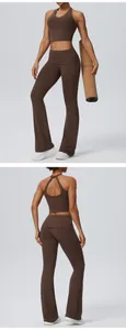 Vues avant et arrière d'un ensemble de yoga marron avec brassière et pantalon évasé