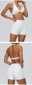 Voor- en achteraanzicht van een witte yogaset met halterbeha en korte broek met hoge taille