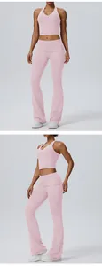 Deux vues d'un ensemble de yoga rose clair avec haut dos nu et pantalon évasé pour femmes.