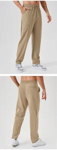 Vue détaillée d'un pantalon de sport coupe-vent beige pour homme, devant et derrière